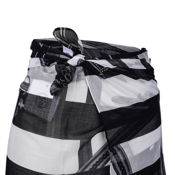 Hermes Bain Pareo Berliner’s Bayade 100% cotton, black, grey, white, 26” by 68”. - Picture 11 of 16